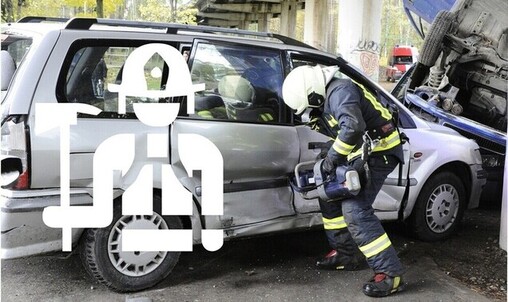 Attēls - ugunsdzēsējs ar hidrauliskajām šķērēm griež automašīnu, piktogramma ar ugunsdzēsēju