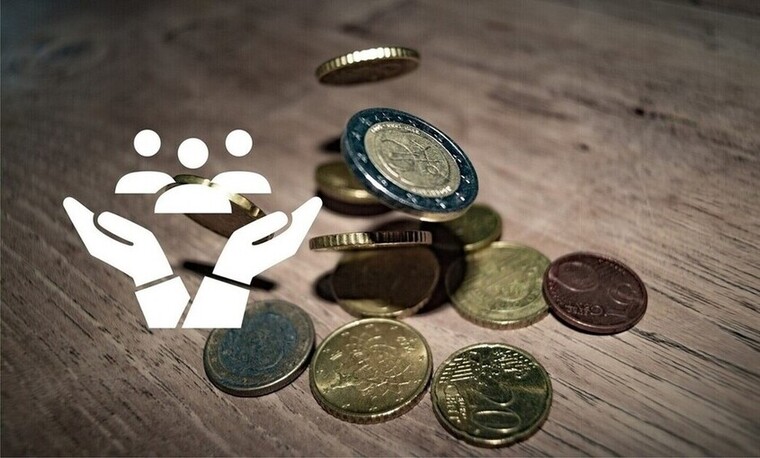 Attēls ar naudas monētām, balta piktogramma ar roku un cilvēku siluetiem