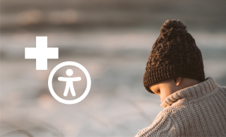  A child from behind with a hat on his head