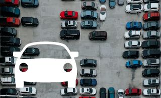 Stāvlaukums ar vieglajiem auto skatā no augšas, vieglā auto piktogramma