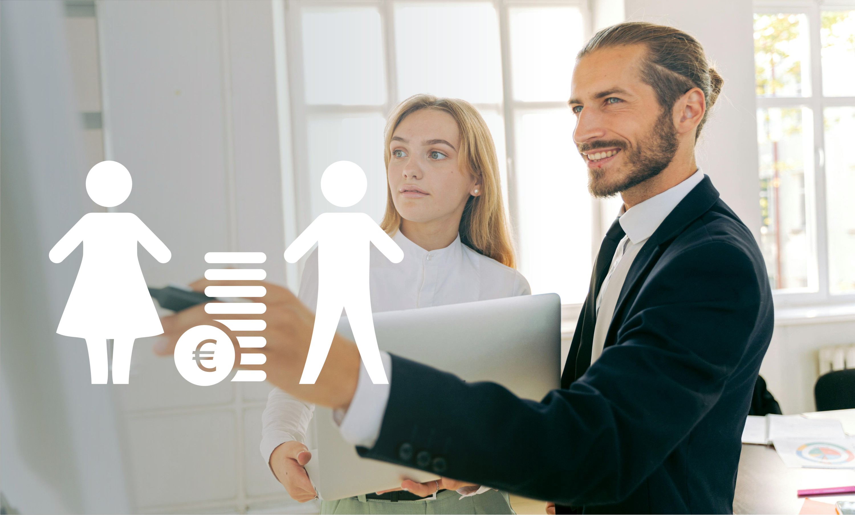 Biroja vide ar sievieti un vīrieti un ikonām, blakus redzami simboli, kas attēlo vienādu atalgojumu