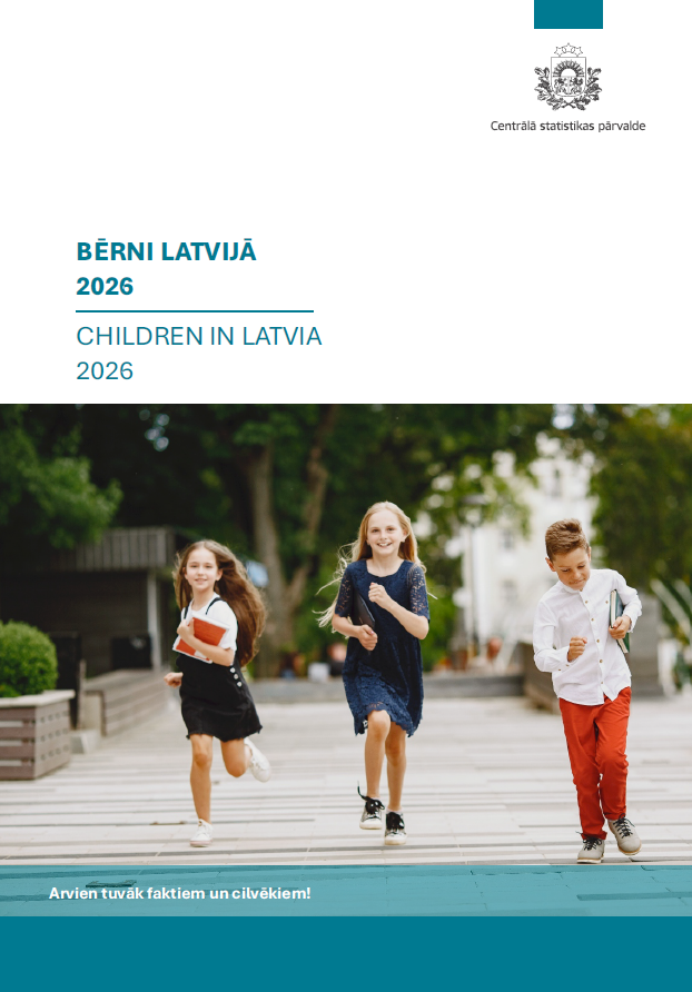 Publikācijas vāka attēls - Trīs bērni jautri skrien
